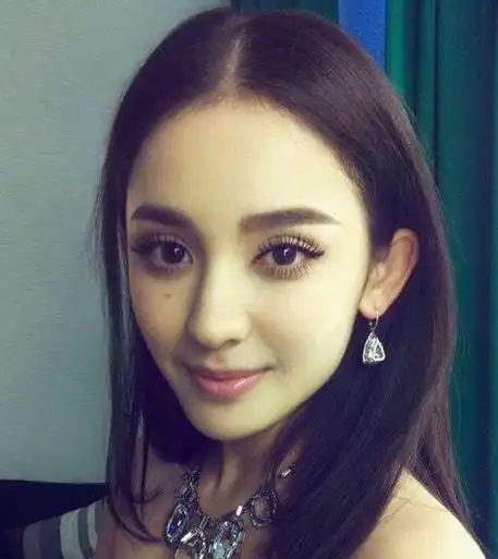 古力娜扎 以前的古力娜扎脸上这颗泪痣倒是很有特色,让这张脸更加的
