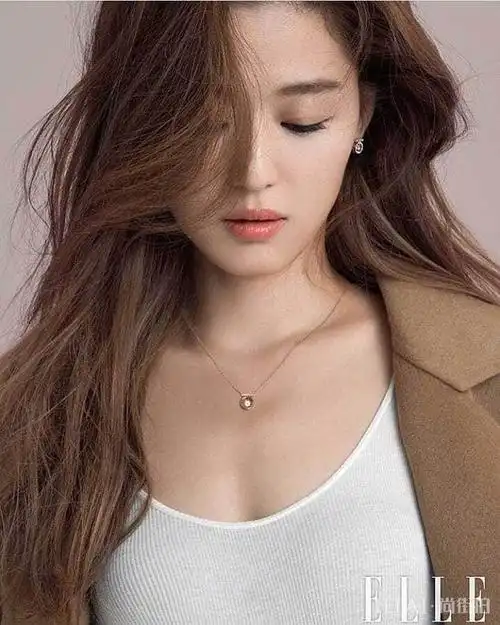 全智贤登《elle》十月刊画报 "color of life"主题优雅大方