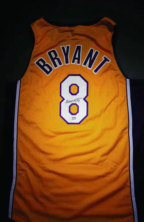 科比·布莱恩特亲笔签名湖人8号客场球衣,sw版本