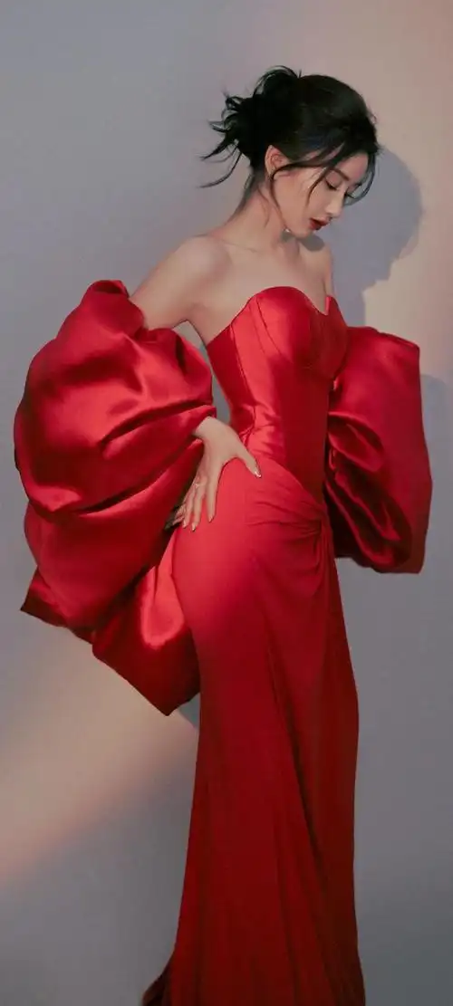 毛晓彤,一身红色战袍,如同一团烈火在舞台上燃烧.