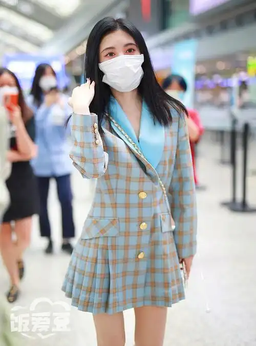 鞠婧祎现身机场穿格纹西装裙腿又长又细不像只有150