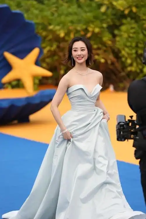 裙装搭配咋能更高级抹胸裙短裙应该咋选和李纯一起学搭配