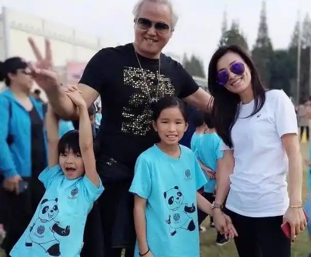 张庭30岁继子颜值真高!