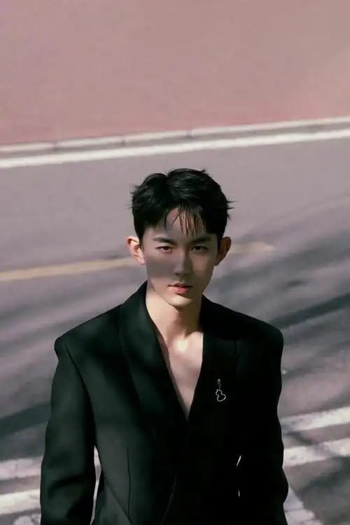 郭俊辰最新西装写真大片黑色深v西装高级又性感