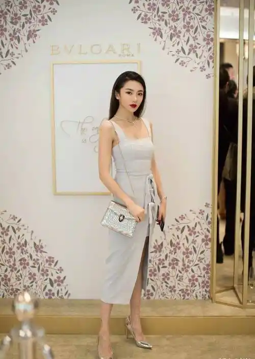 看了程晓玥的紧身包臀裙造型,小咖实在想象不到她是个身高只有一米六