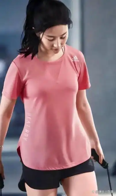 她是中国著名女演员刘亦菲,原籍湖北武汉,出生于1987年.