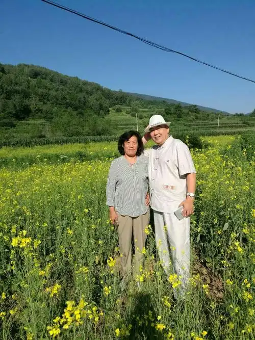 老夫老妻世界各地旅游合影留念