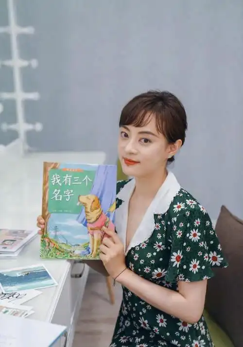 孙俪全新造型营业,穿"小雏菊"连衣裙清新靓丽,梳长发气质温婉|发型