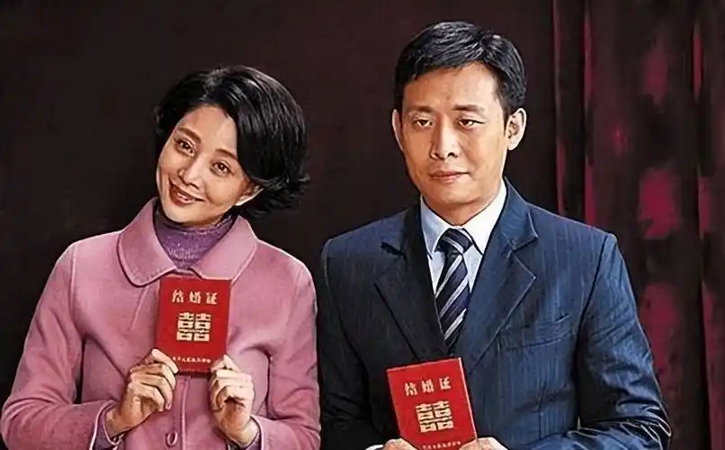 45岁张译偶遇44岁殷桃,拥抱打招呼,一个娶二婚带孩一个至今不婚