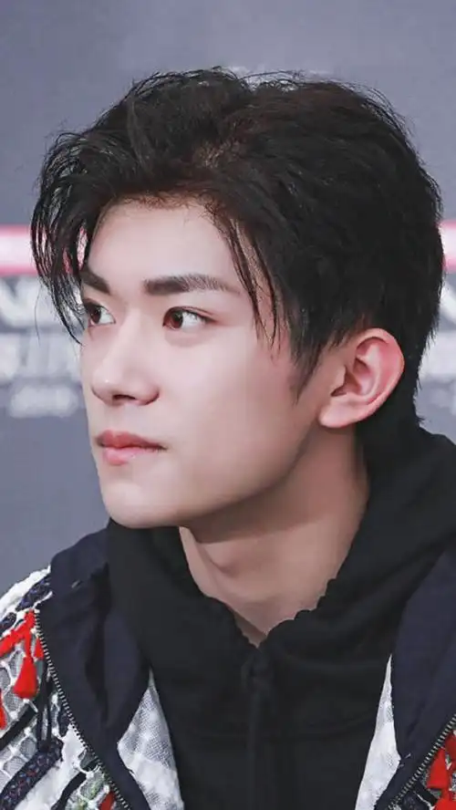 刚满18岁的易烊千玺手机壁纸越来越撩人