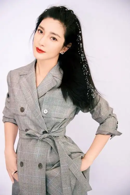 滚动新闻 正文0 1/9 2021年9月16日,李冰冰出席活动一组写真曝光,照片