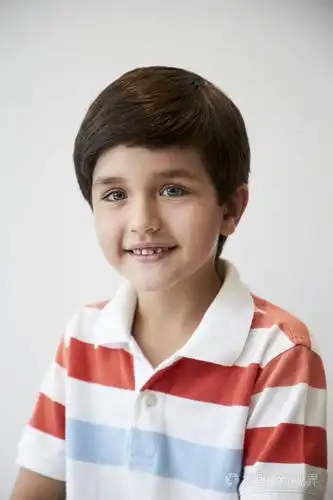 快乐的小男孩在条纹的顶部, 肖像