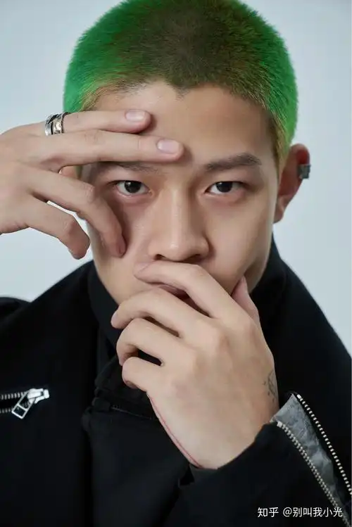 男生寸头初次染发染什么颜色