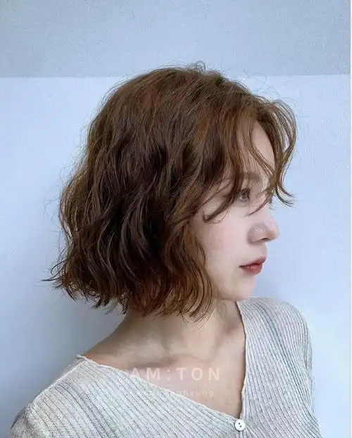 2022卷发造型推荐:焦糖发色x羊毛卷看腻深色发,不妨