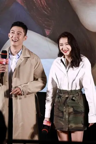 关晓彤涂红唇穿半裙秀美腿黄景瑜官鸿斗帅超养眼