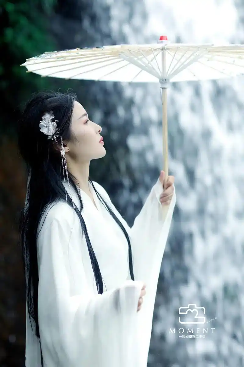 三潭映月,山水之约#唯美古风 #汉服写真 #武侠情怀  - 抖音