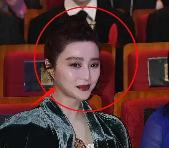 范冰冰久违出席活动,发际线依然优越,但生图下的她无女王风范了