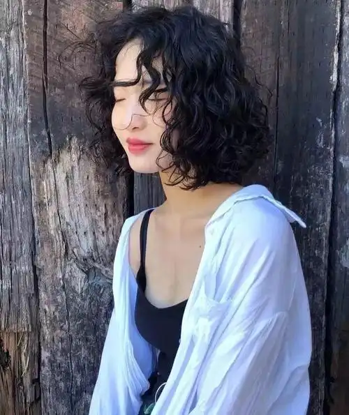 流行烫短发图片蓬松短发百搭减龄(女短发2020流行短发烫发小卷)