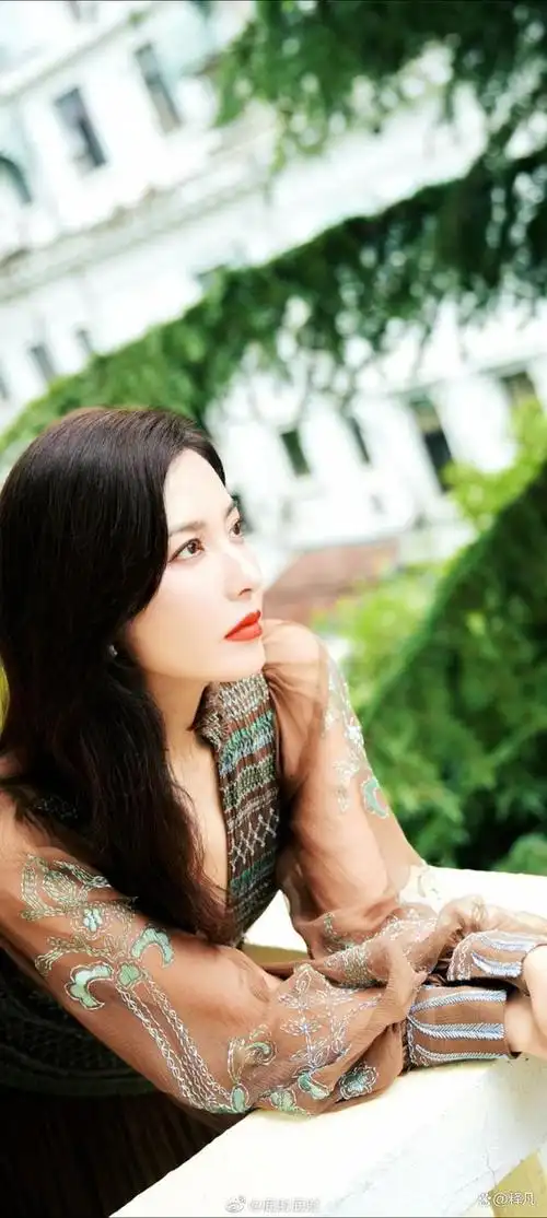 上海电影节闭幕时,著名女星曾黎的造型最为惊艳.