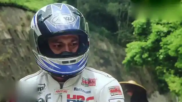 《烈火战车》:刘德华赛车途中出现意外,差点翻车!好险哦