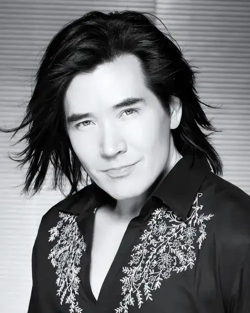 最初的顶流,如今已是络腮胡子大叔!