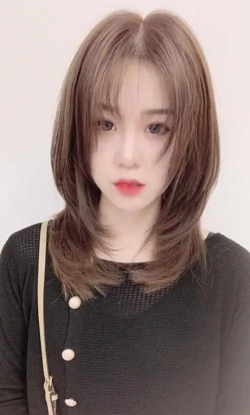 锁骨发配上空气刘海儿,把鬓发自产的挂到耳后,利落还优雅.