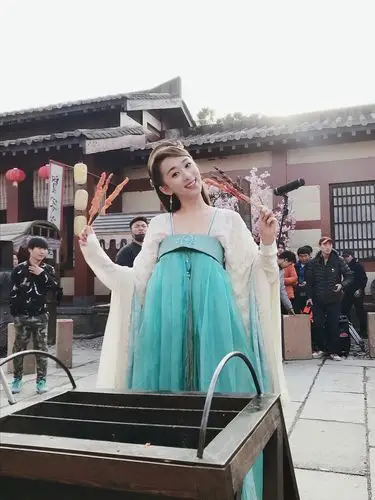 由周晓鹏执导,缪娟编剧,吴倩,郑业成,宋奕星领衔主演的反套路古装探案