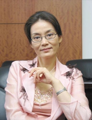 潘虹老得优雅又自然眼纹状态真实无修穿粉色也没有装嫩的感觉