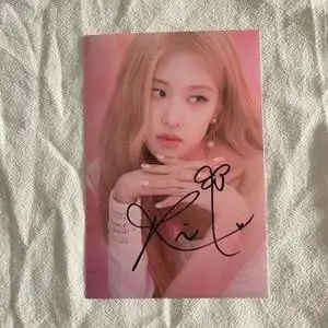 blackpink朴彩英rose签名照