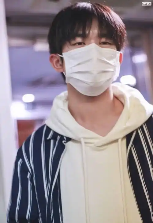 袁弘随老婆追星易烊千玺,从三个方面夸他,粉丝:哥哥粉来啦_人品_节目