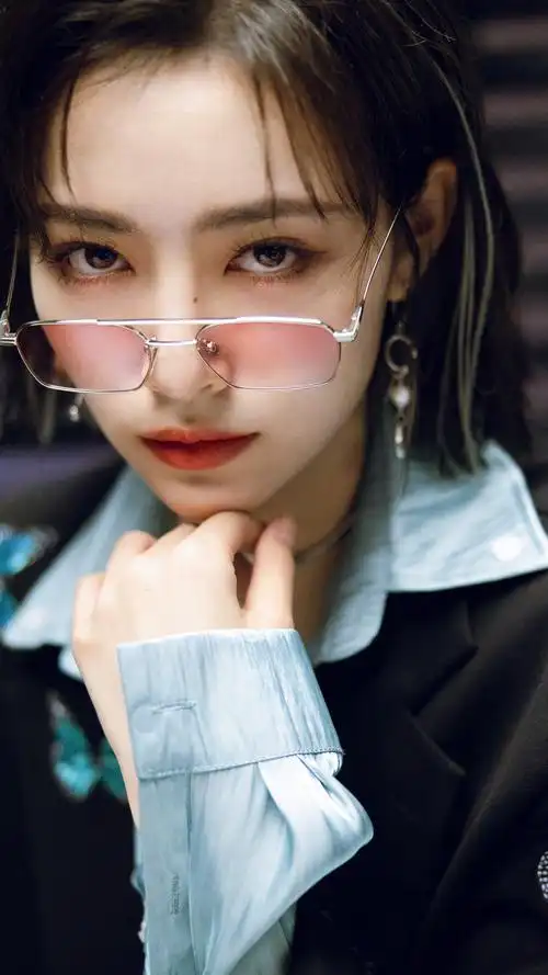 许佳琪酷飒性感写真手机壁纸