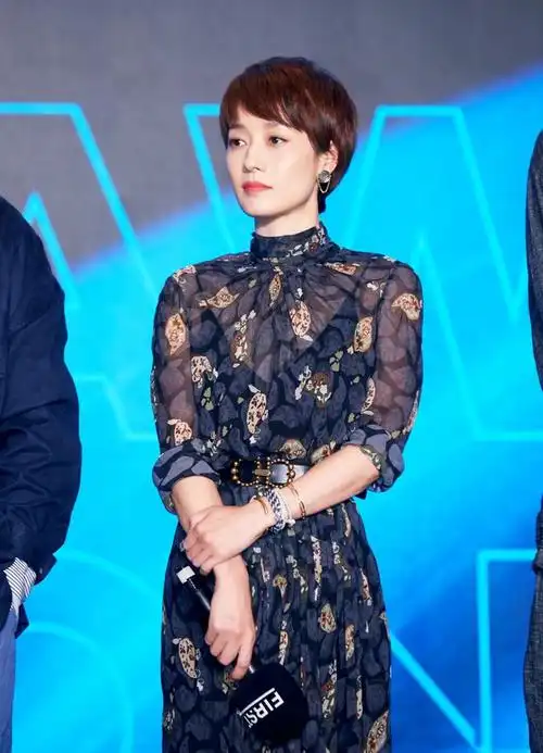 马伊琍离婚后更飒了穿连衣裙搭配小白鞋这气场哪像身高164