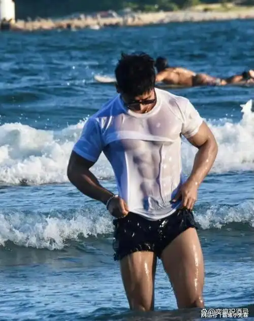 黑皮腹肌诱惑185cm神似黄景瑜,看我的185黑皮男模秀腹肌!