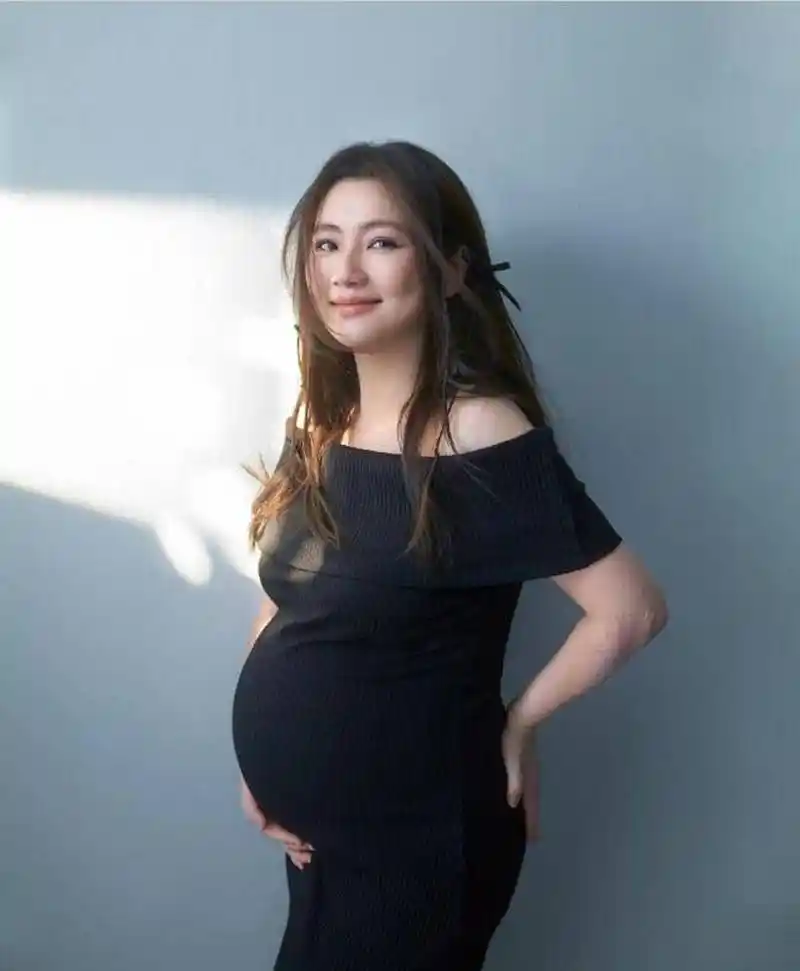 8月3日,#selina怀孕8个月状态# selina挺孕肚拍摄的封面写真曝光,她