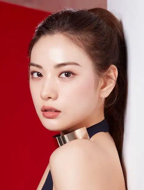 她1米74的高挑身材和完美精致的面孔被认为是世界上最漂亮的面孔之一.