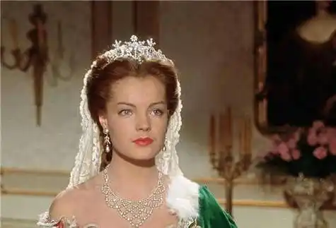 茜茜公主腰围有多细?身高1米72,腰围45厘米,怀孕期间仍在束腰