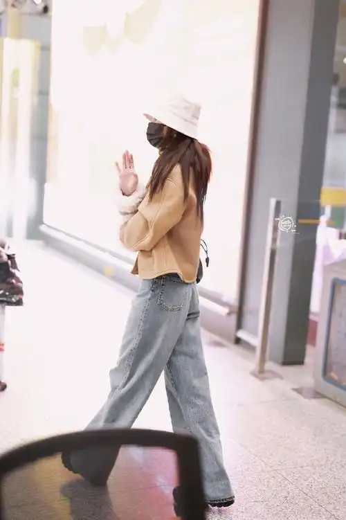 全球品牌代言人杨幂超话身穿3336363436出发前往#巴黎时装