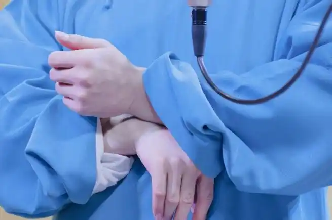 周九良#手手来喽~看看九良的手~再看看我的~就是爪子~98抱图:咕嘎