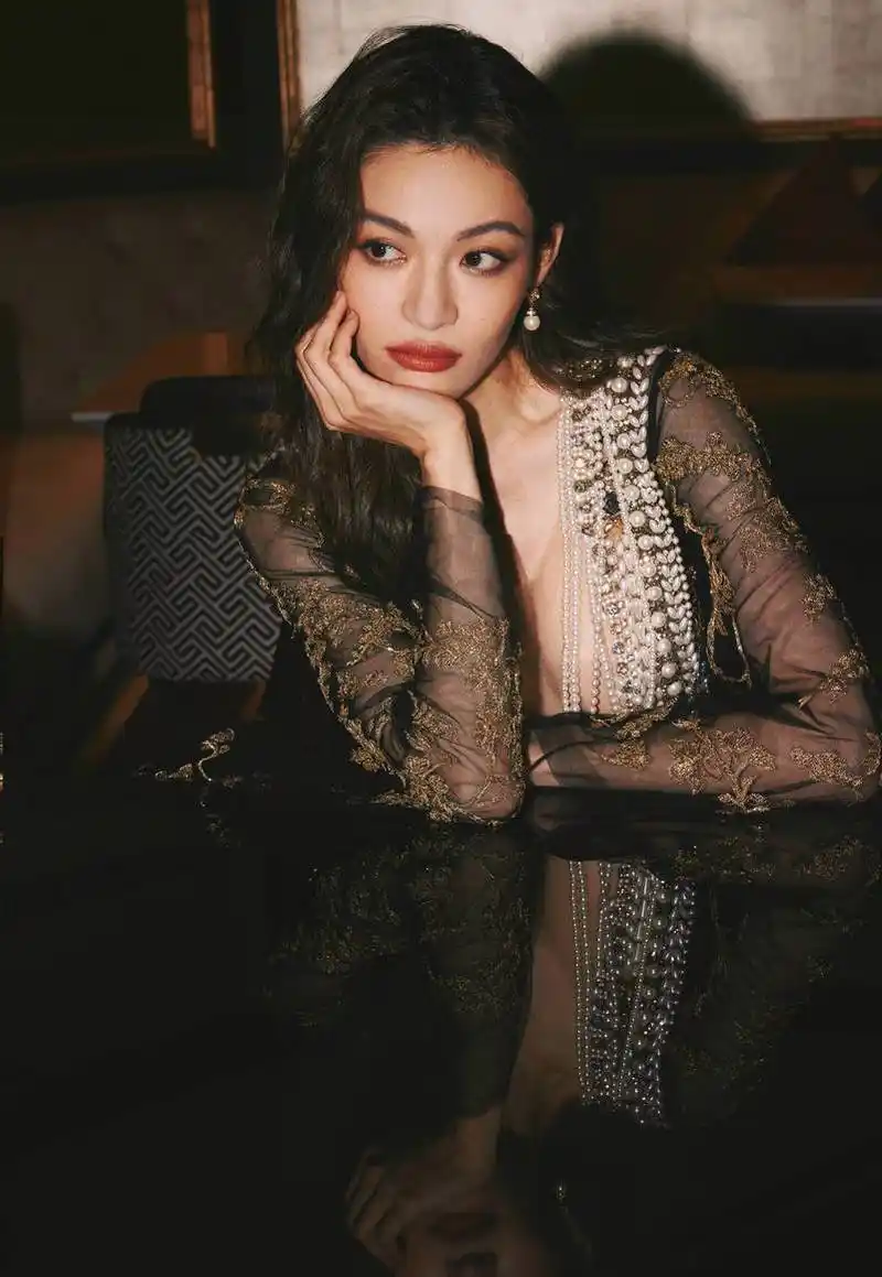 钟楚曦惊现大尺度造型,华贵礼服大u领设计,胸前透视秀傲人曲线