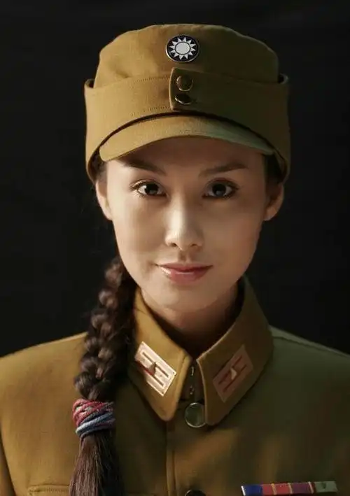 40位女明星军装照:赵丽颖金晨英气逼人,热巴娇俏,景甜青春可人