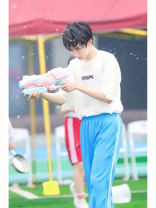 贺峻霖被淋湿的小狗