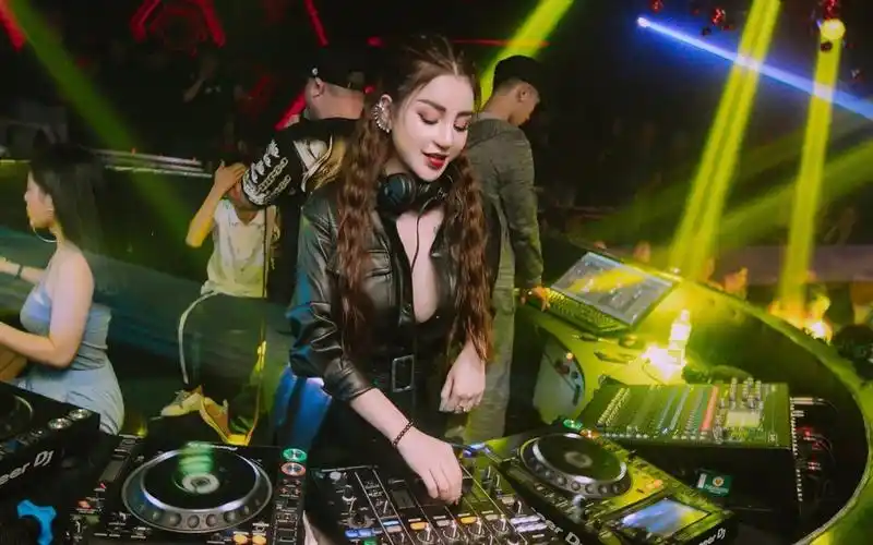 【60帧】国内dj美女酒吧夜店蹦迪现场打碟视频