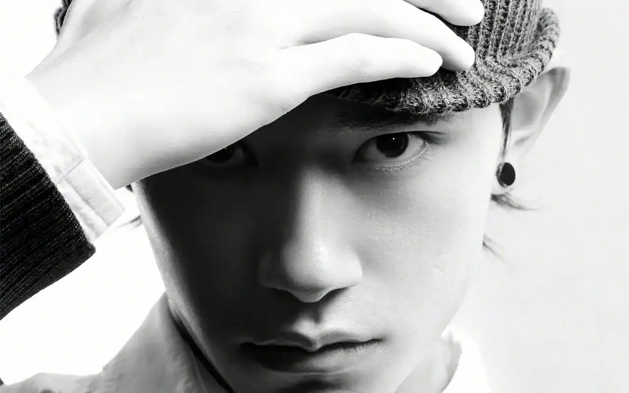 易烊千玺飒爽帅气壁纸_少年的你易烊千玺