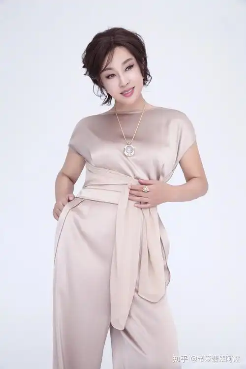 帝爱翡翠阿霞话63岁刘晓庆翡翠102亿戴超大翡翠贵气十足用美照做手机