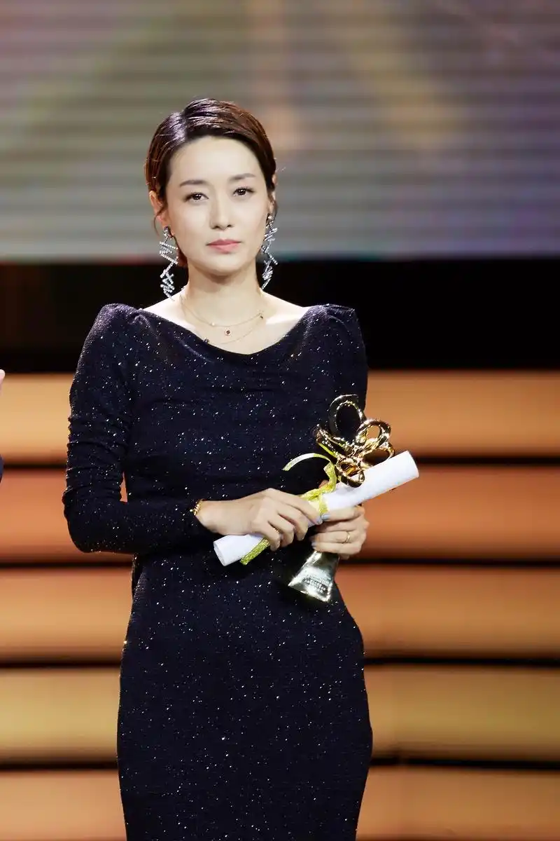 上海电视节#第24届上海电视节白玉兰绽放颁奖典礼演员马伊琍凭《蔚哪