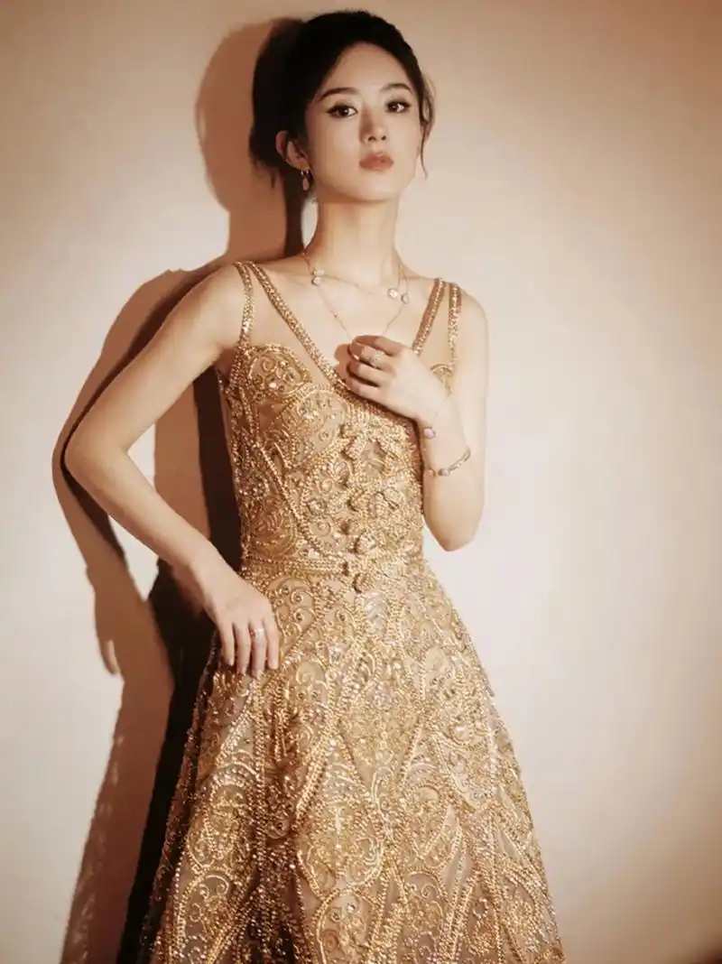 赵丽颖白玉兰红毯造型金色战袍真的好贵气好闪!