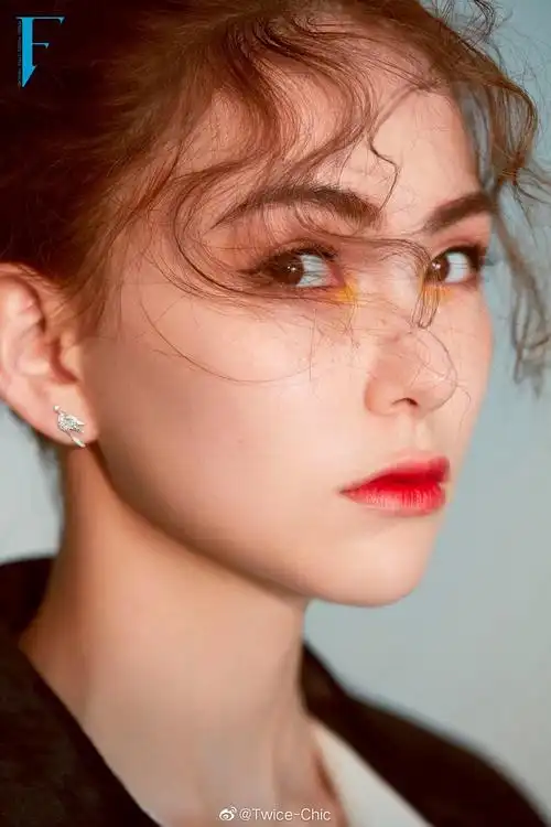 昆凌x 时尚画报158期 | 橙味雀斑妆,蓬松羊毛卷. 深邃五官,分明轮廓