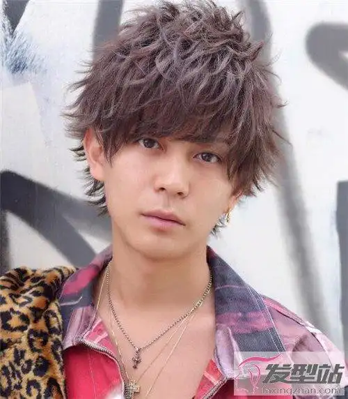 定位烫在日本男生中比较流行,烫出来的发型效果,有着青春阳光的味道.