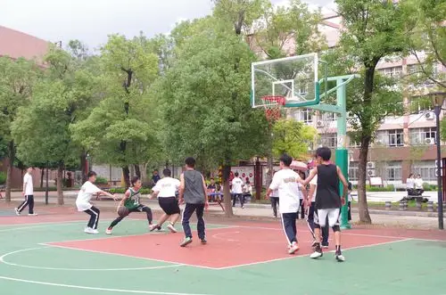 高三(11)(12)班篮球班赛