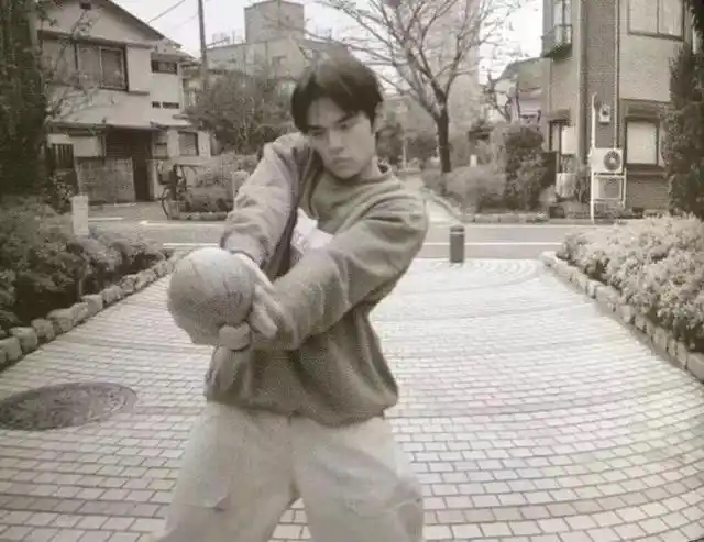 周杰伦晒早年照片,青涩的少年有点帅,有点憨